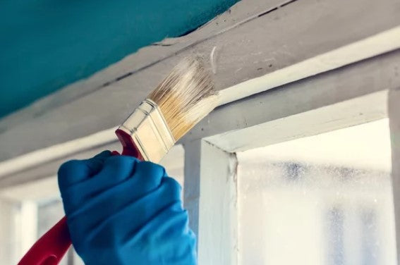 Verwitterte Holzfenster streichen: So geht's!