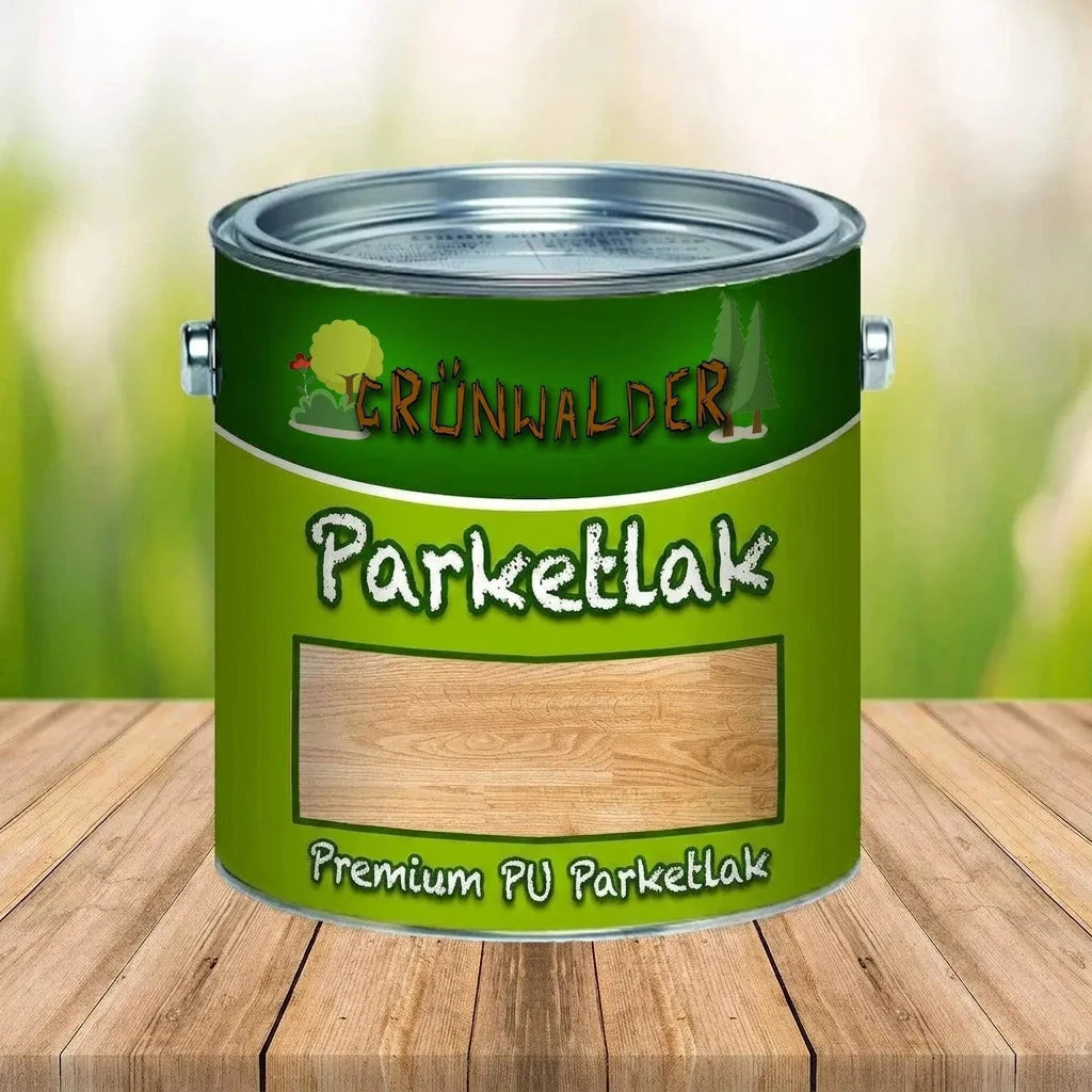 Grøn dåse Grünwalder Premium PU Parkettlack (parketlak) med træprøve på label, stående på træbord.