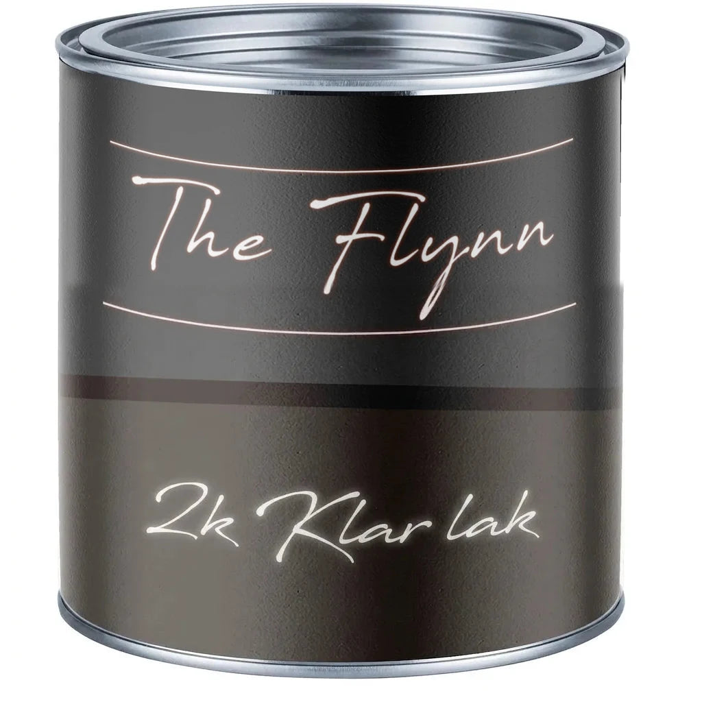 Mørk malingspand med teksten 'The Flynn' og '2k Klarlack' (2-komponent klarlak).