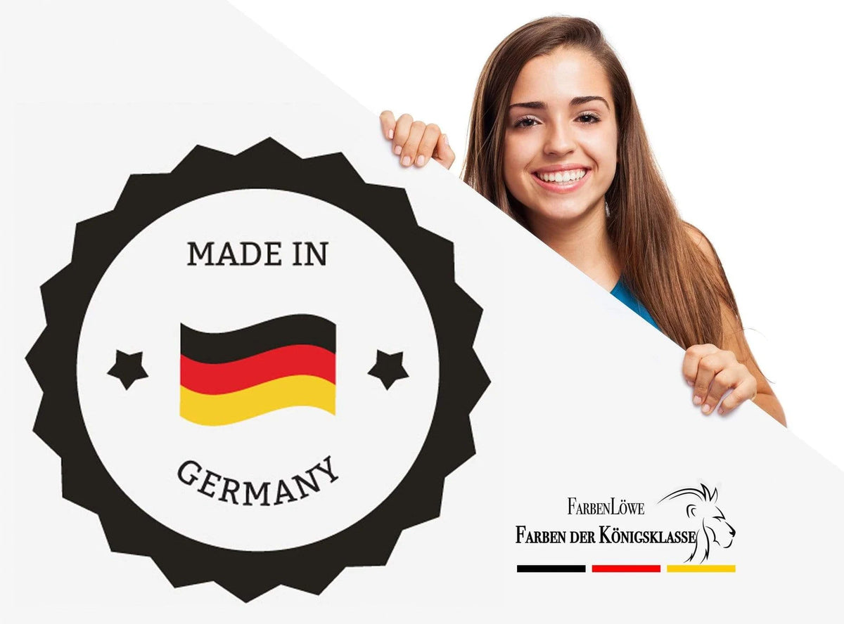 Smilende kvinde holder skilt med 'Made in Germany'-mærke og FarbenLöwe-logo.