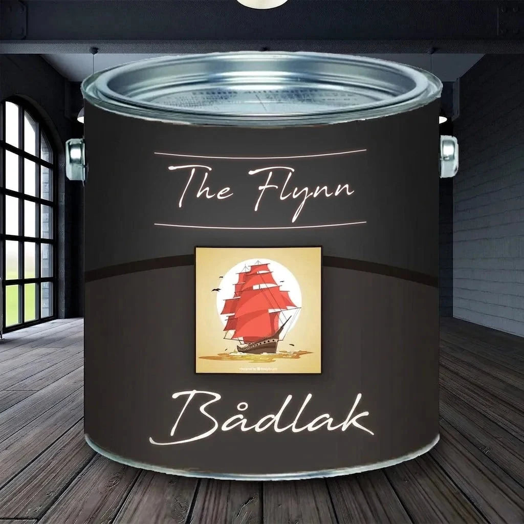 Sort malingsdåse med etiket af rødt sejlskib og teksten 'The Flynn Bootslack', på trægulv i rum.