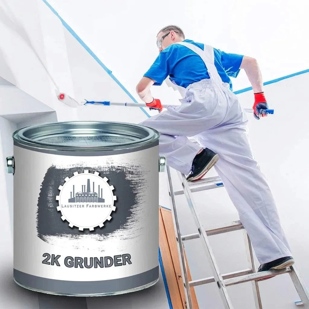 Maler på stige maler væg med malerrulle. I forgrunden: malerdåse med '2K GRUNDIERUNG' (2K grunder).